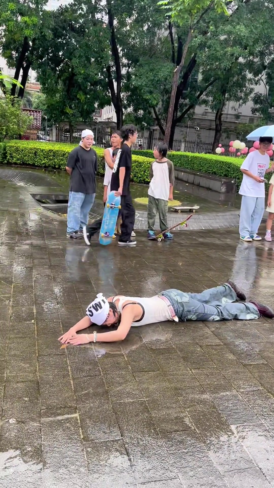 这么湿的地板，她想不开 硬是要上来睡觉？！