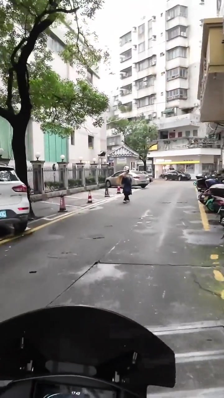 打招呼方式挺热情的，一见面就口吐芬芳