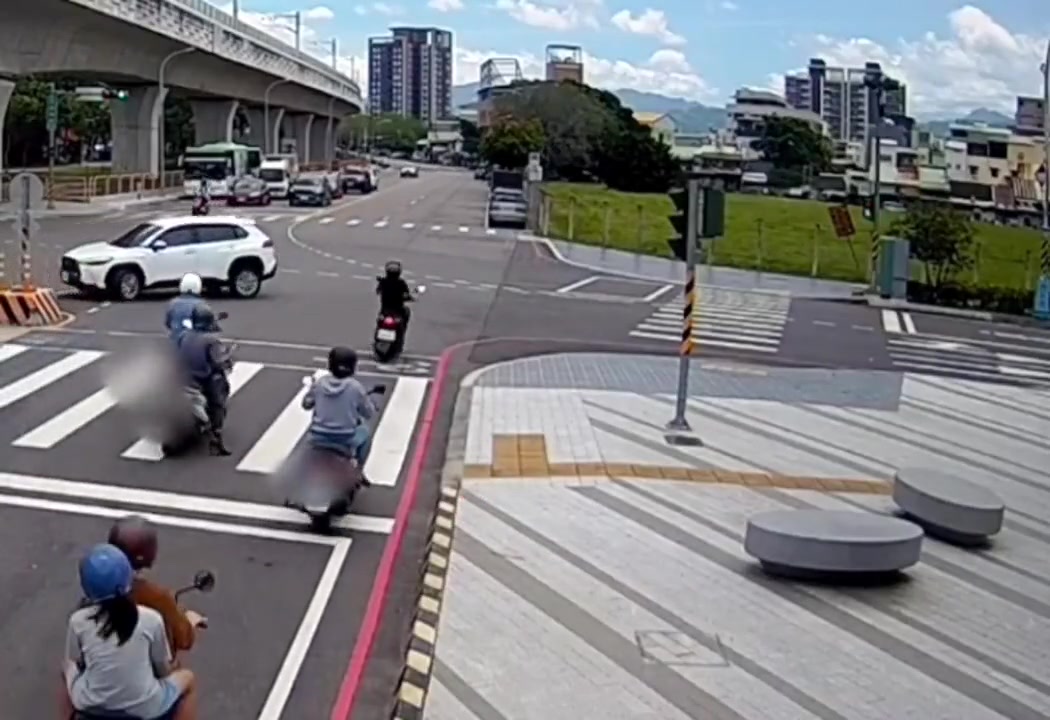 这技术到底怎么拿到驾照的？好在人都没事
