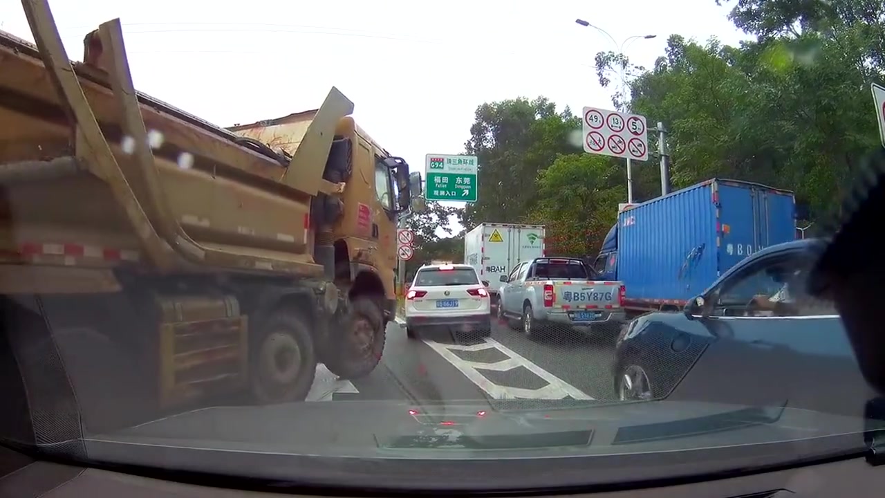 车怒症这么严重？撞了还死犟不让？