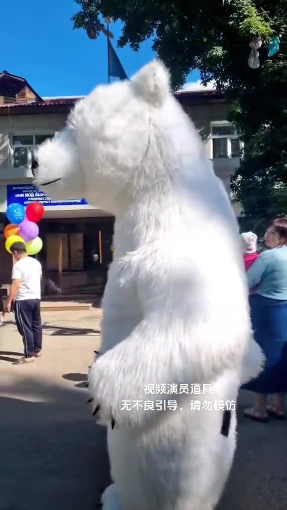 这啥老六呢？白熊工作人员做着做着发现味不对呢