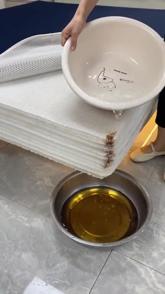 发现最上面冲不走，偷偷用盆子挡住
