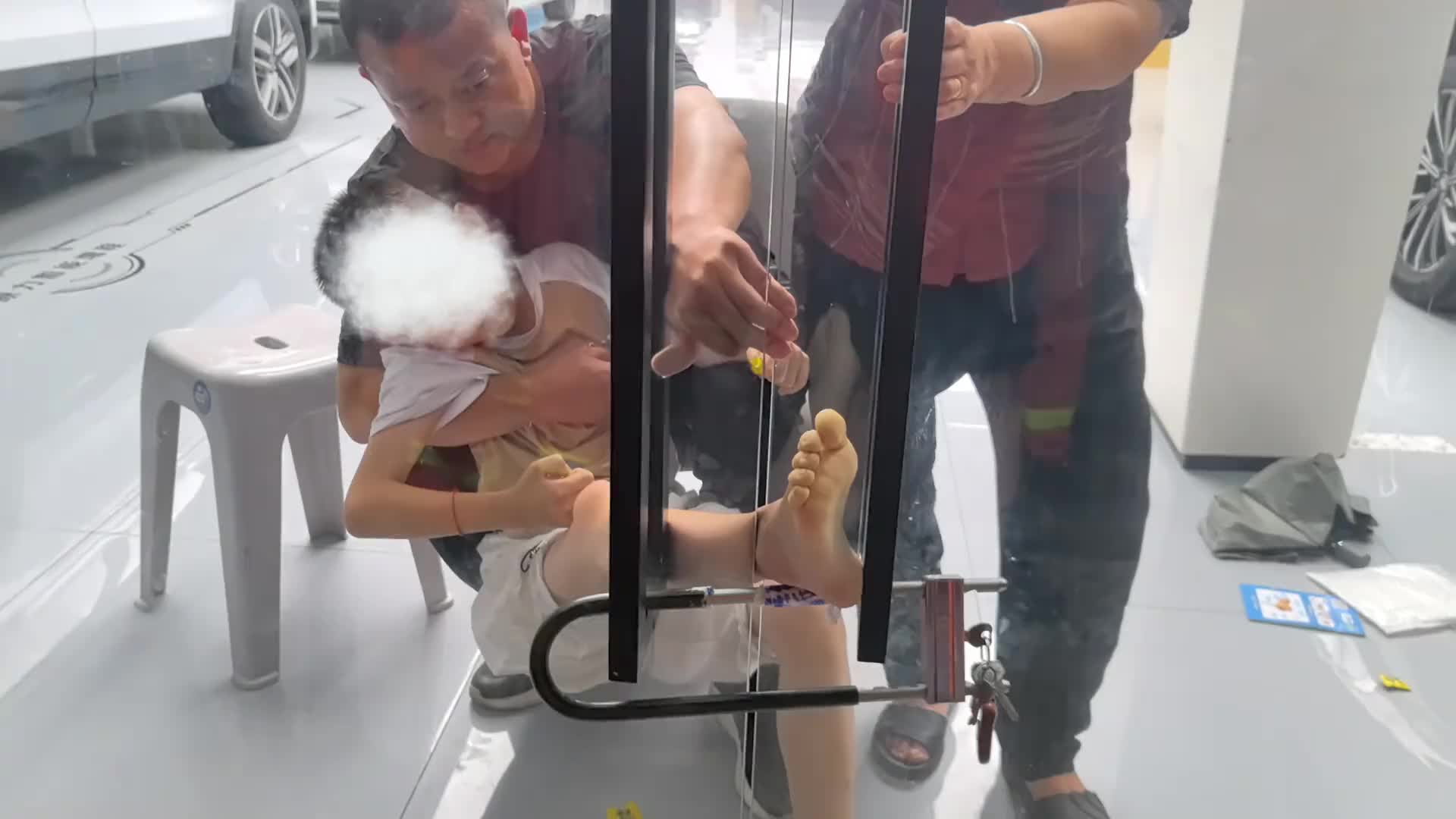 男童脚卡玻璃门缝，门锁损坏打不开，消防成功施救！