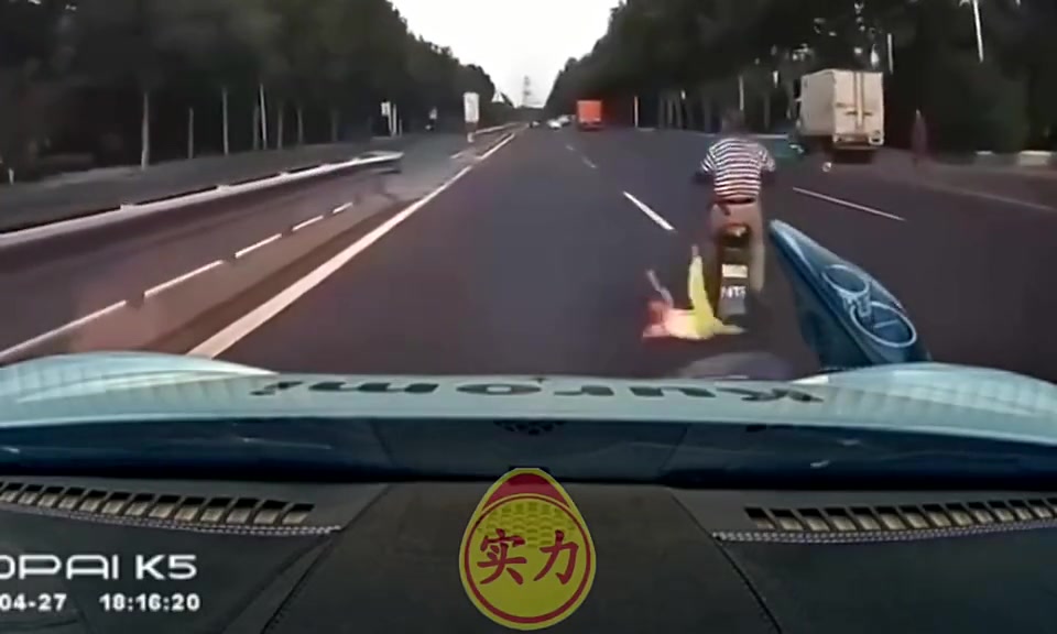 带着小孩这样变道？
