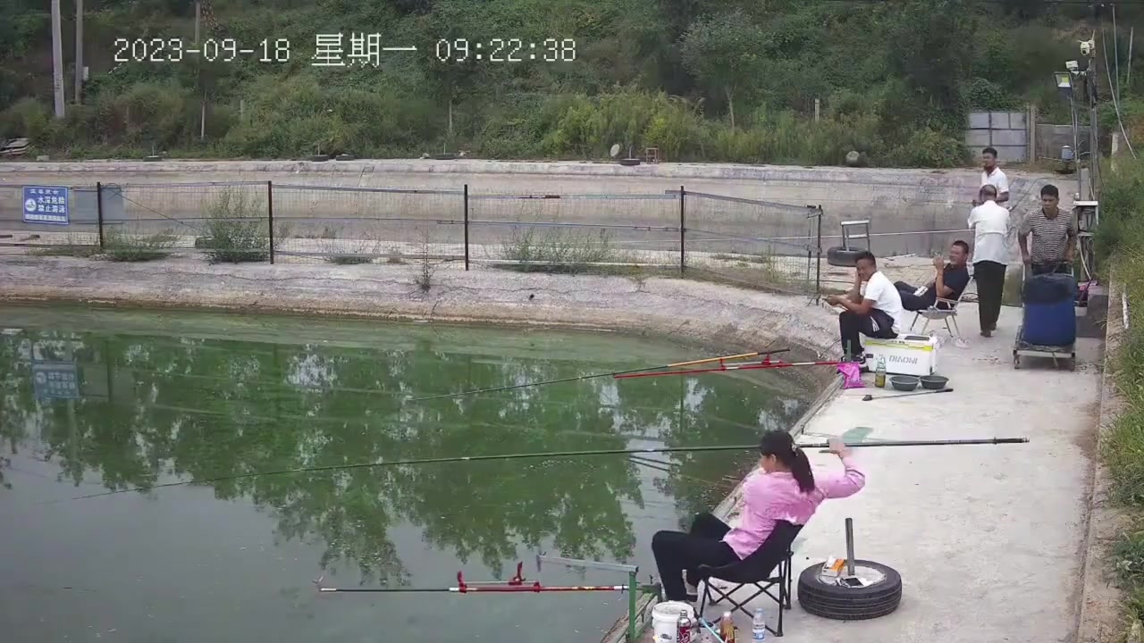 先别说姿势对不对，人家有老婆陪着钓鱼！