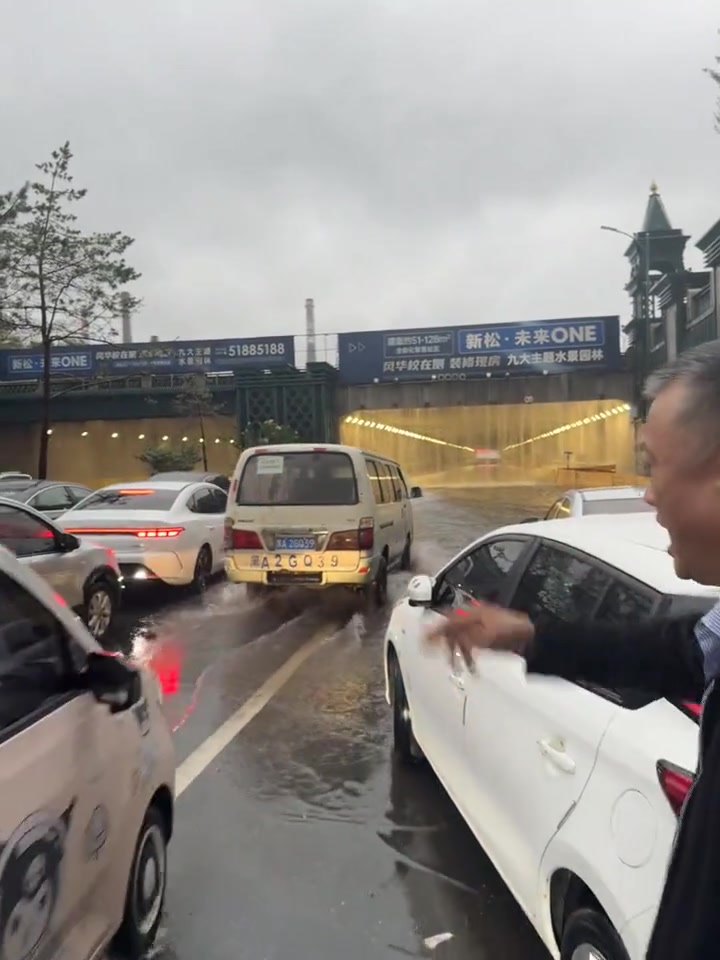 小五菱：干啥，我爷爷在前面开路呢