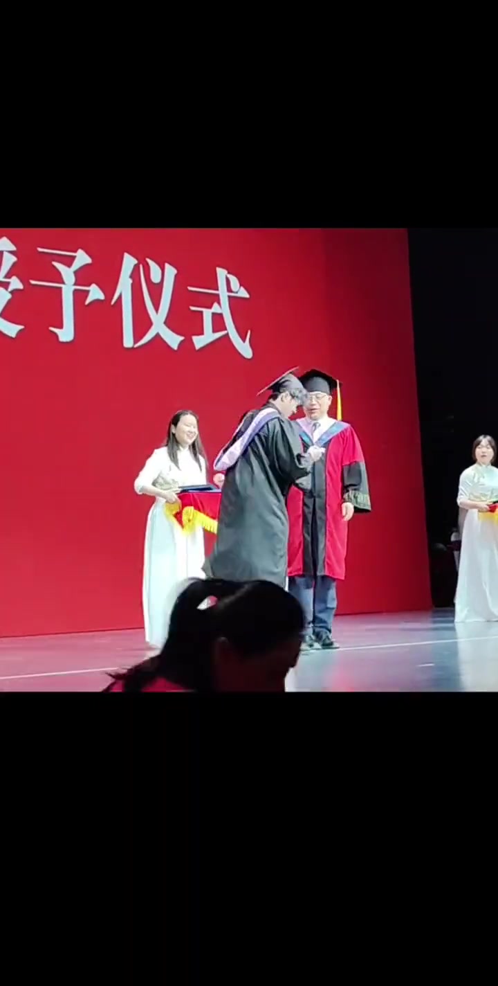 院长真给面子，拿过来就吹瓶啊！
