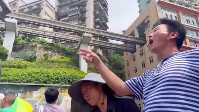大哥摆拍创意视频，创意是有了，就是视频不太能看