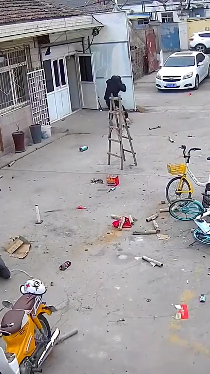 车招谁惹谁的！躺着都能中炮！