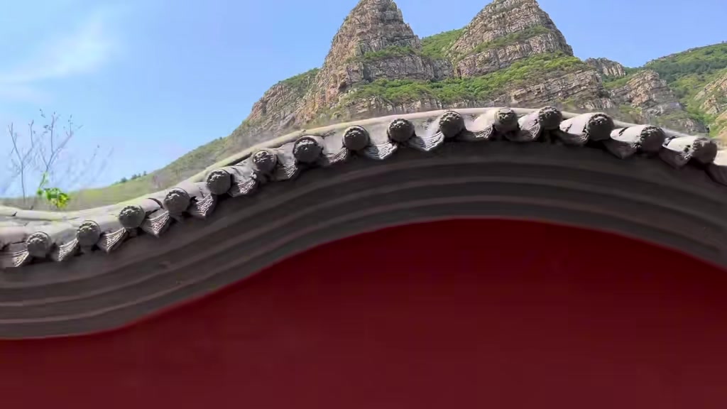 坐车路过本想拍下悬空寺，无意中拍下波浪形外墙