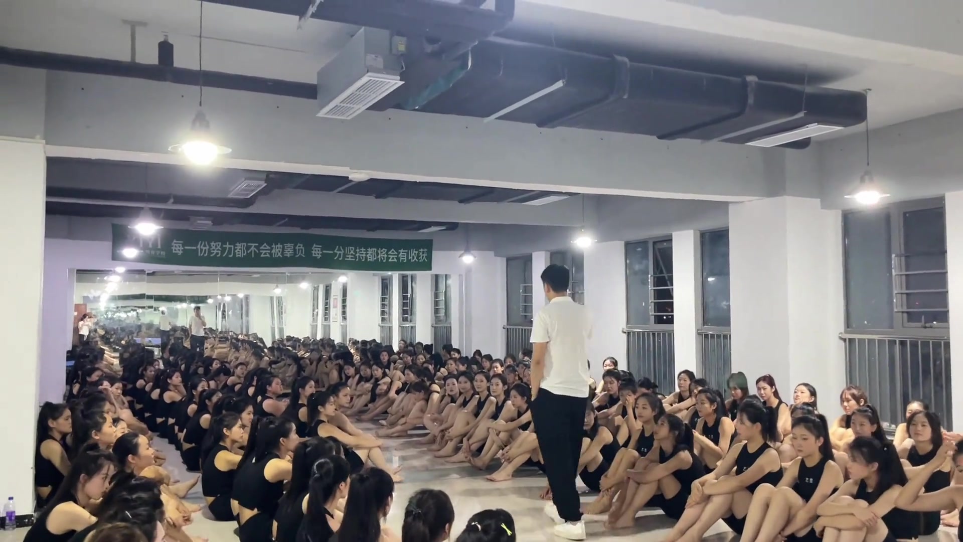 去过类似的舞蹈教室，会有脚臭味