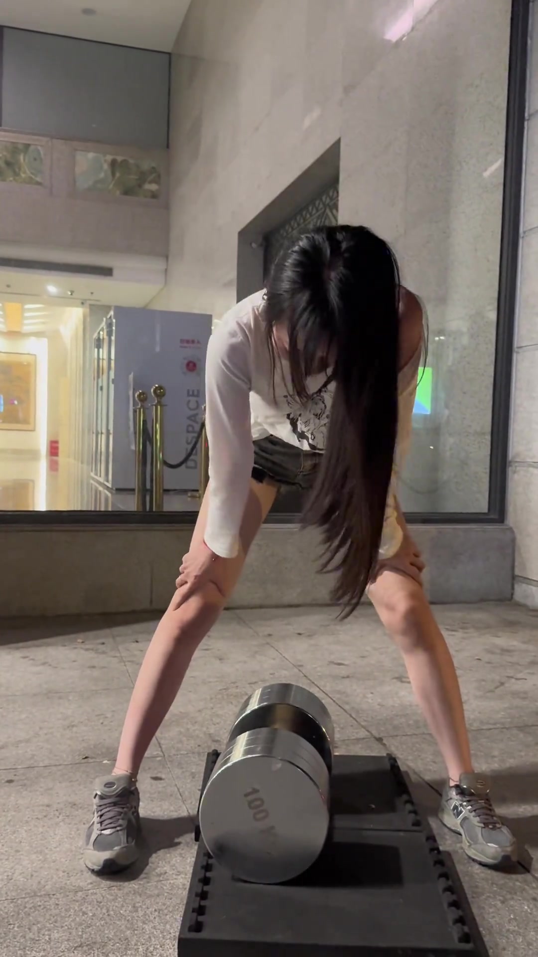 太拼了吧！她都没有一百斤