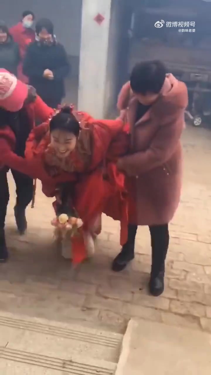 新娘这是怎么了？突然走不动道