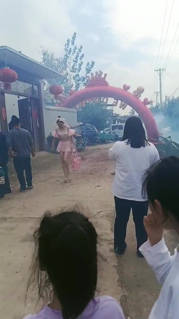 一时分不清是新娘还是伴娘了