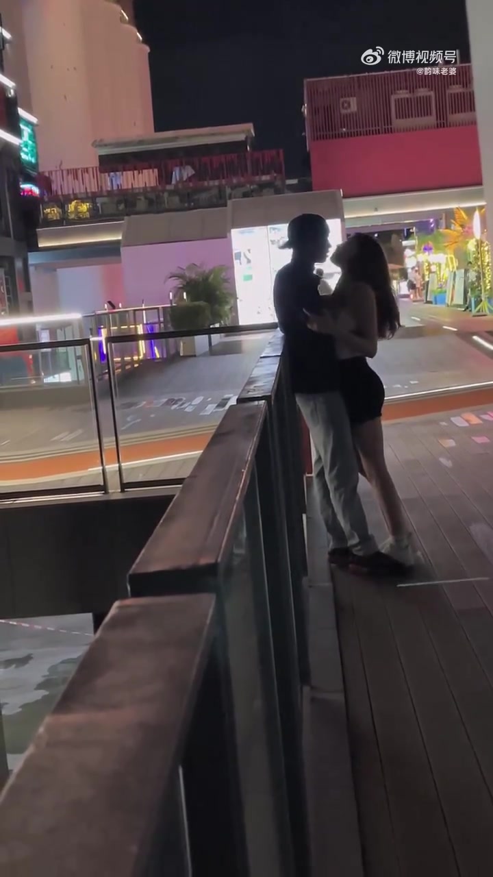 女孩的黑人男朋友，在公共场合克制一下啊