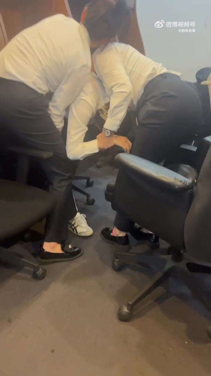 三位女同事在这里干嘛呢？？