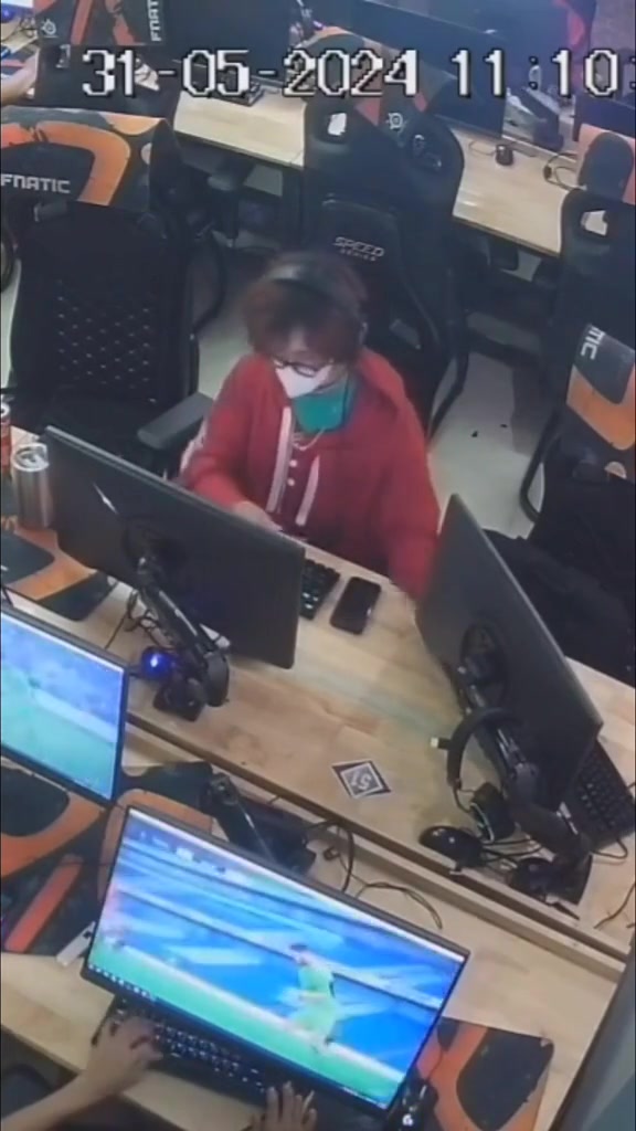 胆大包天！见过去网吧偷主机的 没见过偷显示器的
