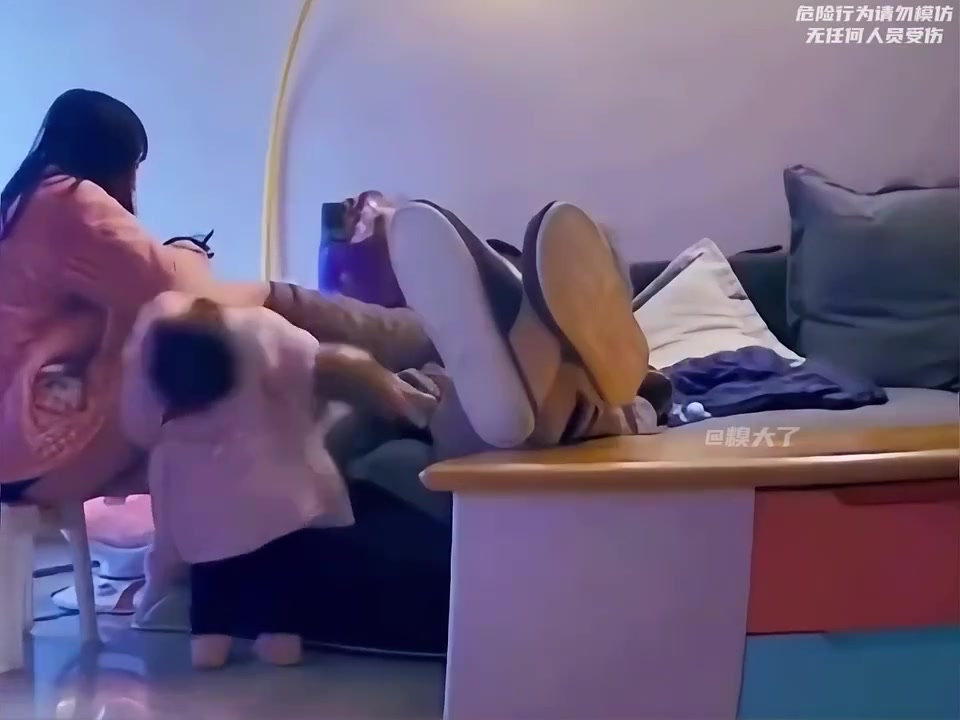 监控下的一幕：看看超级爸爸带娃的应变能力