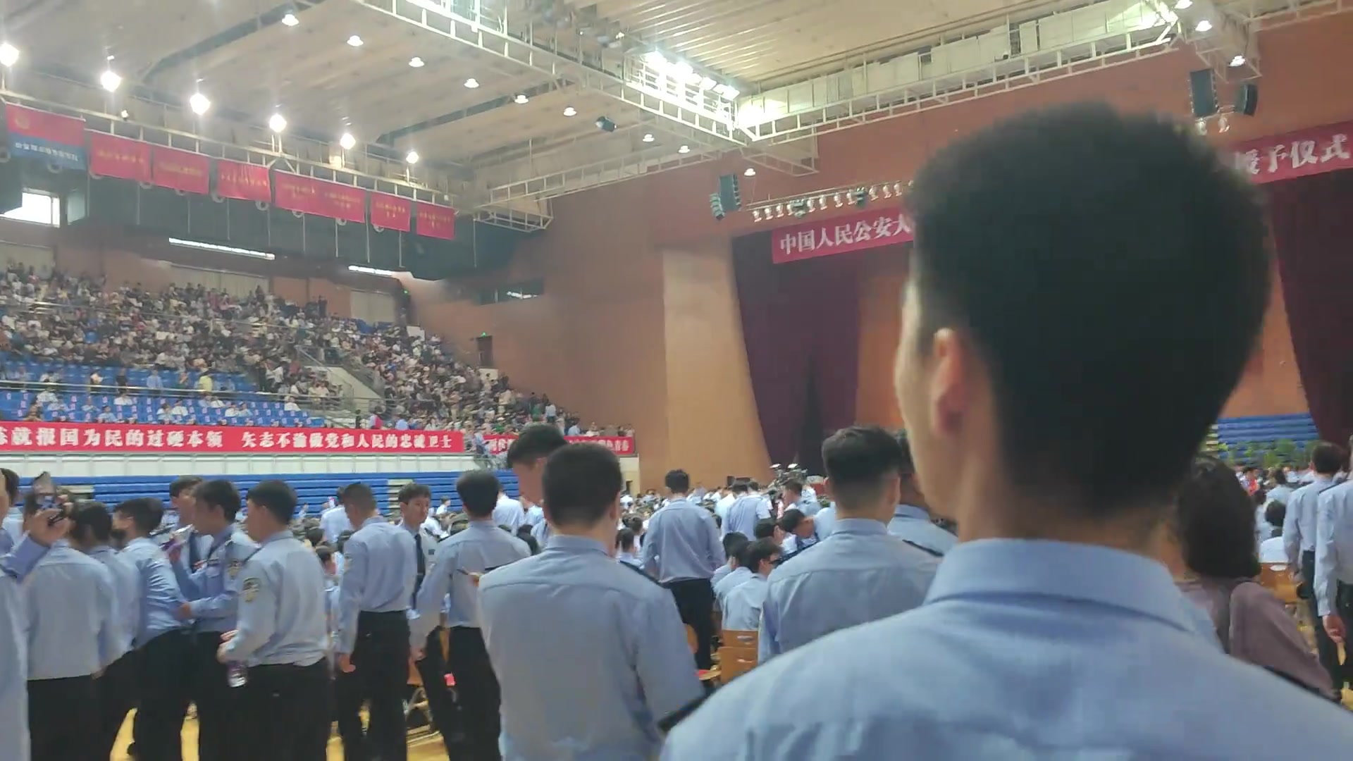 哇塞！男人！全是男人！全是穿制服的男人！
