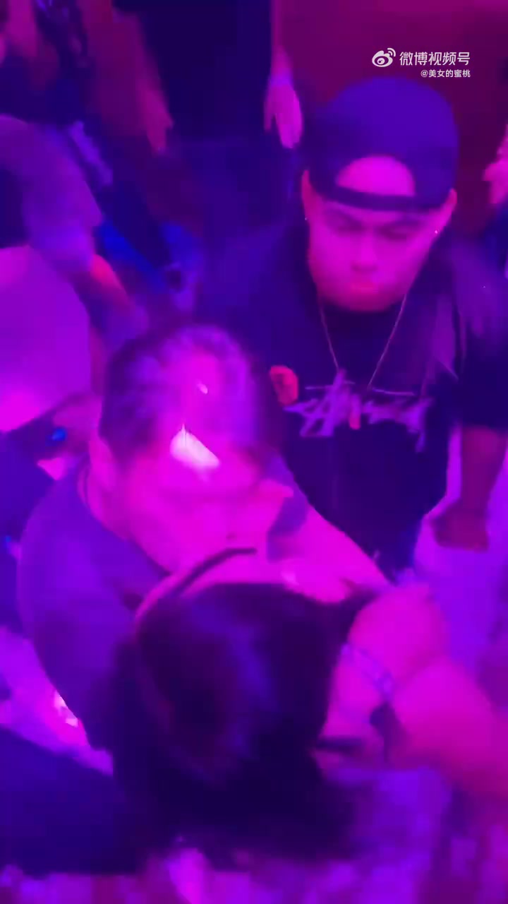 这哥们的眼神充满了羡慕