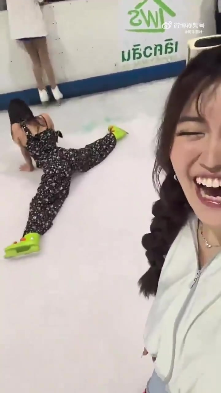 小姐姐不是来滑冰的吧？是来劈叉的吧