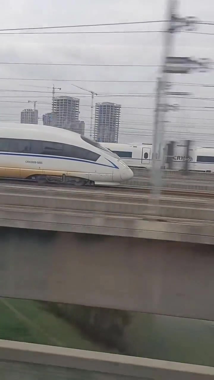 三列动车组上演同向飙车