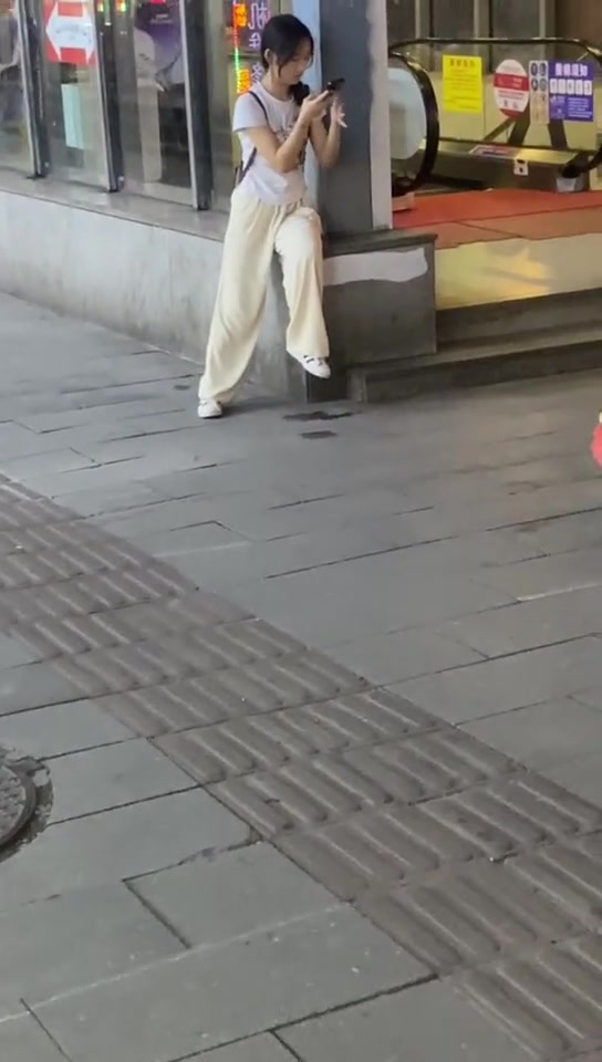 开玩笑开错人！看到路人的反应，又好气又好笑