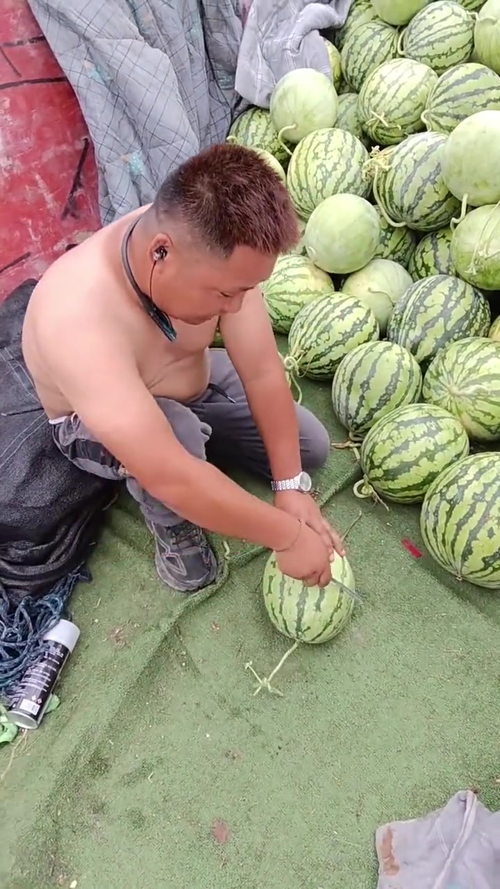 老板是个实在人，把没熟的都挑出来丢了