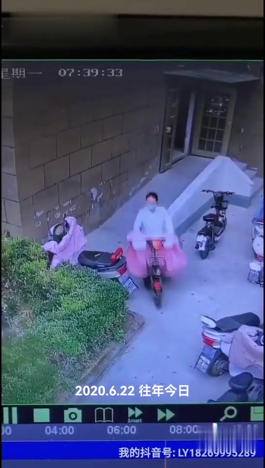 电动车开进楼里的人，把停路口的车推了？
