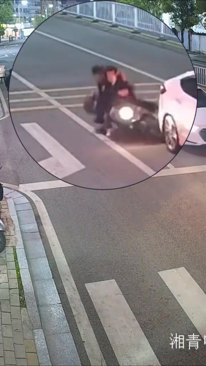 耍小聪明逃跑？！电动车撞轿车后神操作，看呆了