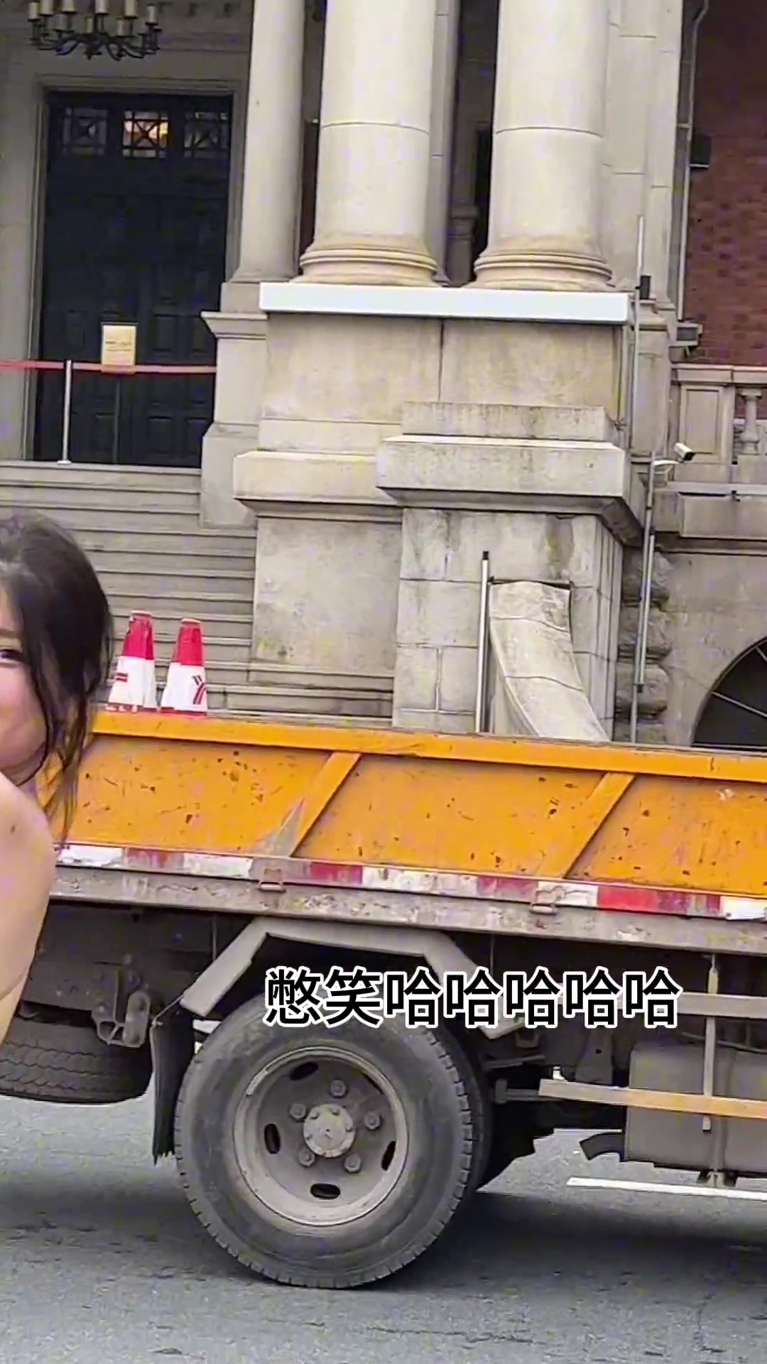 男生在女朋友和大爷之间选择了大爷