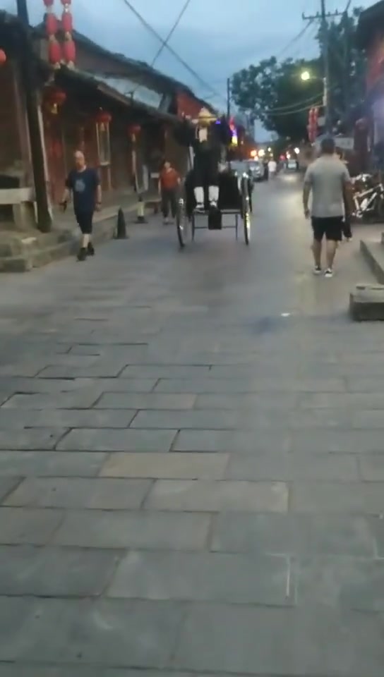 喜欢秀！直接给顾客整倒了！这还敢收费吗？