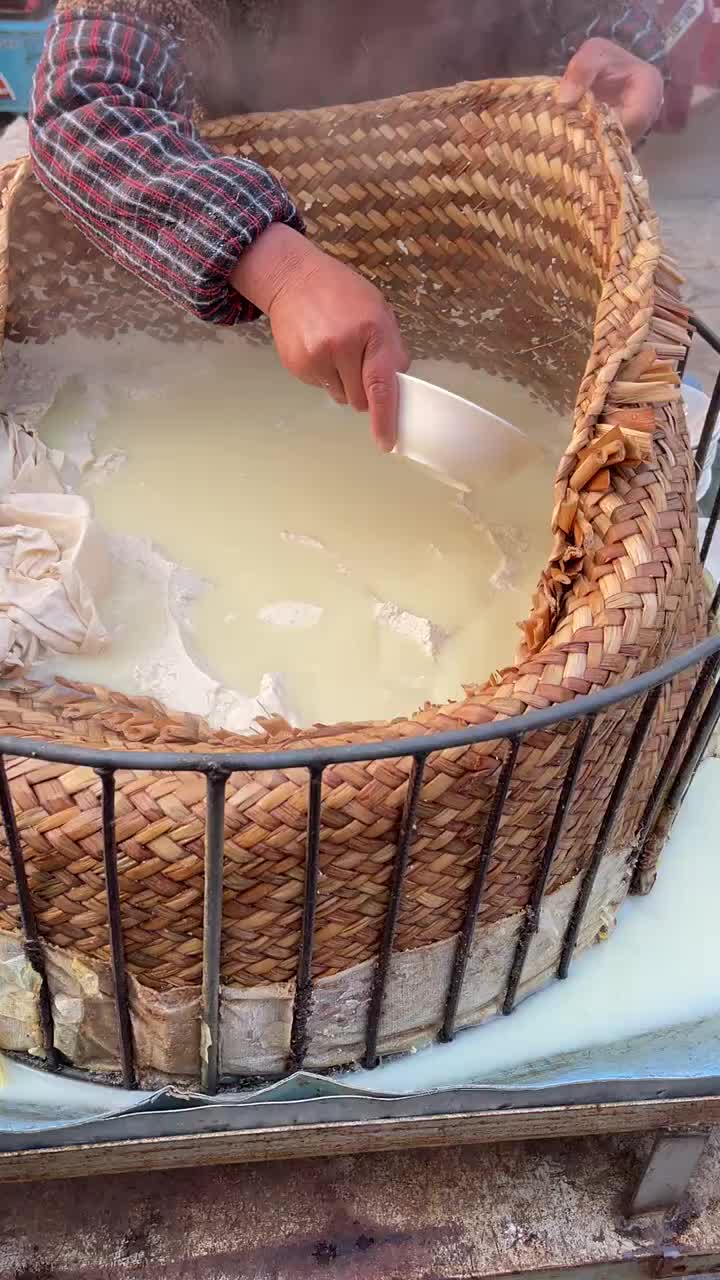 这拿竹篮做豆腐脑汤汁都不漏的吗？