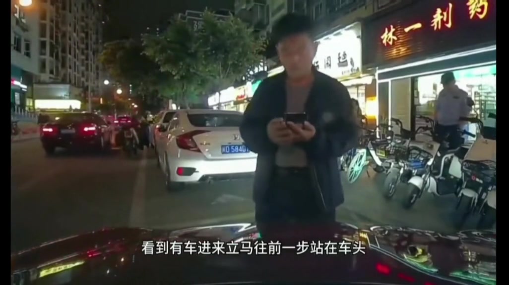 连旁边的警察蜀黍都懵了...