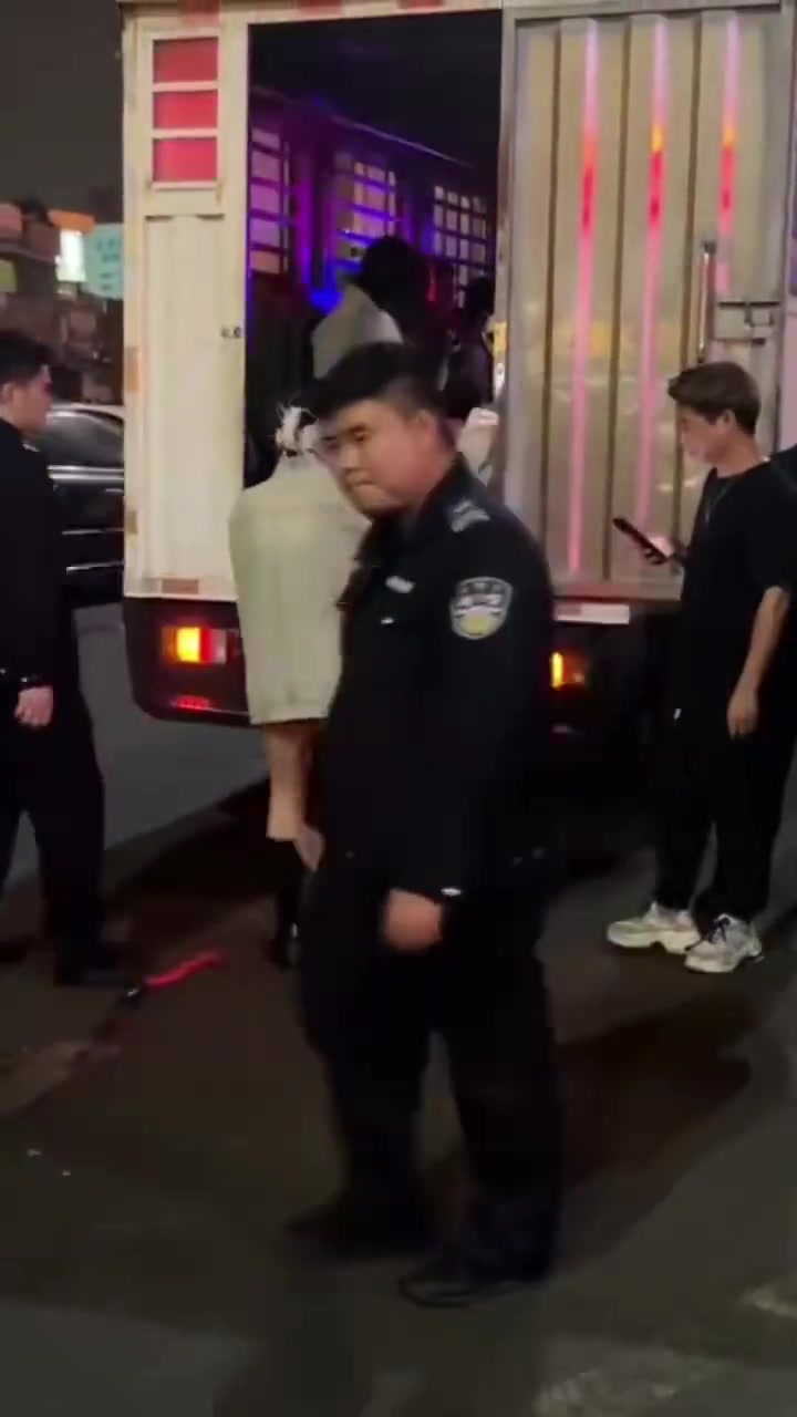 叔叔也太暖心了，车厢里面还有灯光跟DJ
