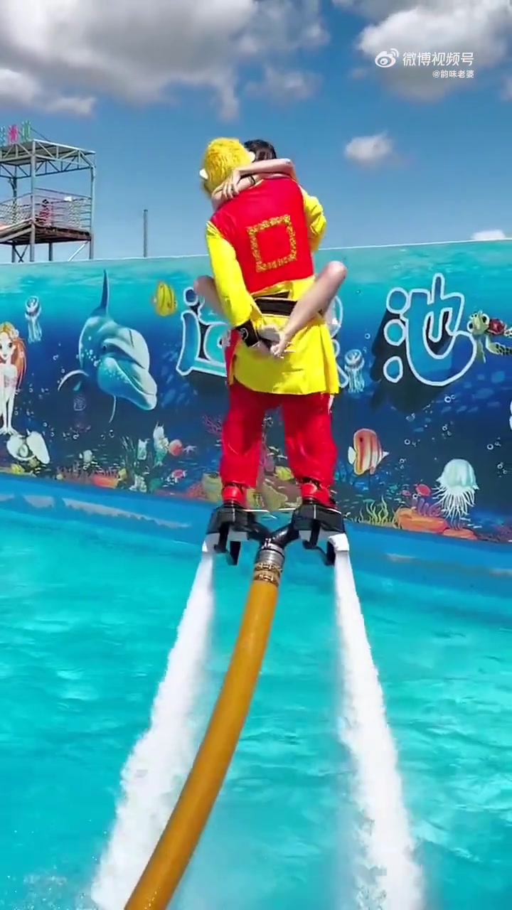 老婆别人抱，老公给买票！！老婆在尖叫，老公给拍照 ​​​！！
