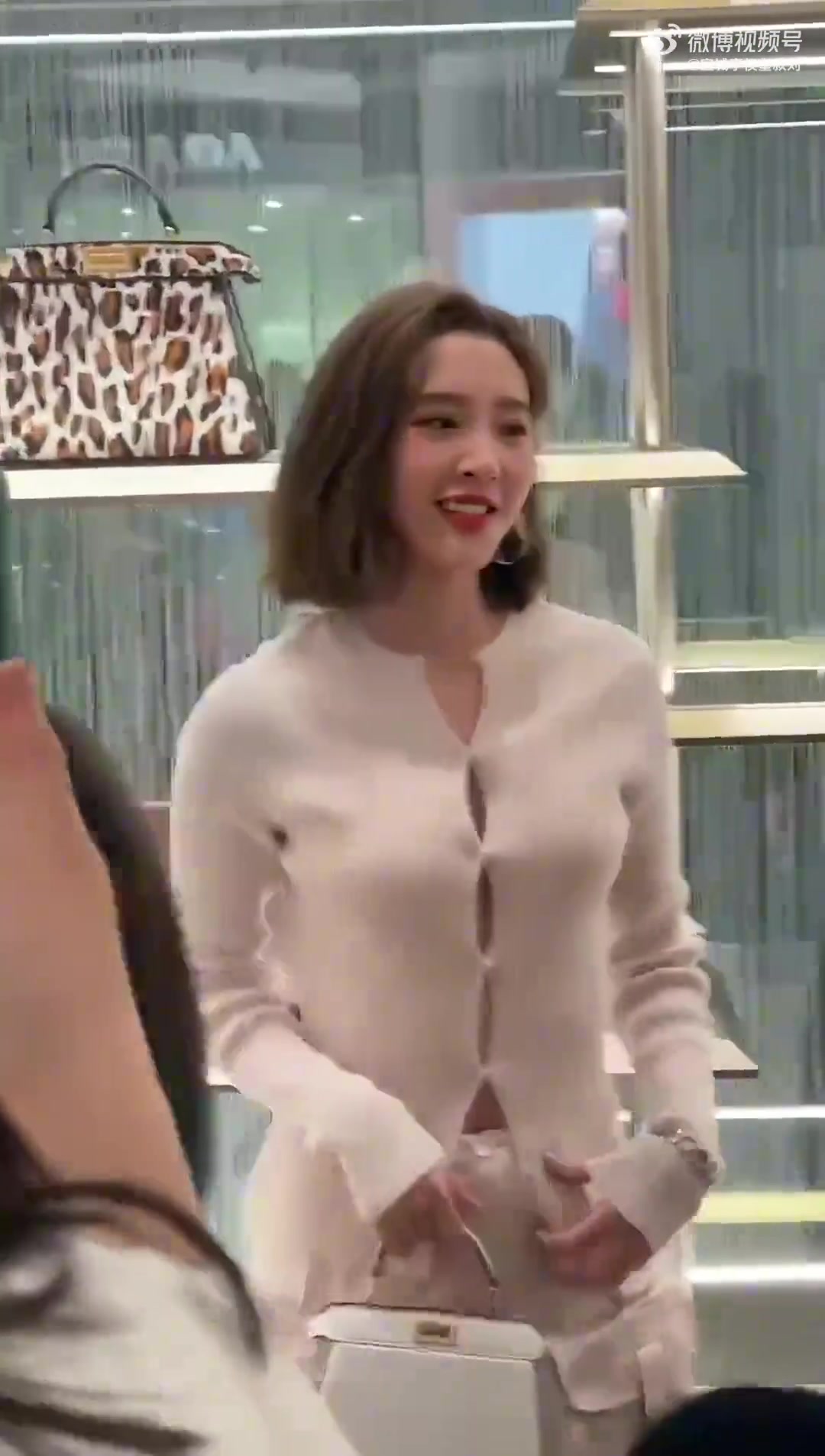 很吸睛！唐艺昕别样穿搭尽显气质