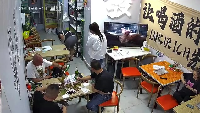 老板娘身手这么敏捷，没点杂技基础都当不了老板