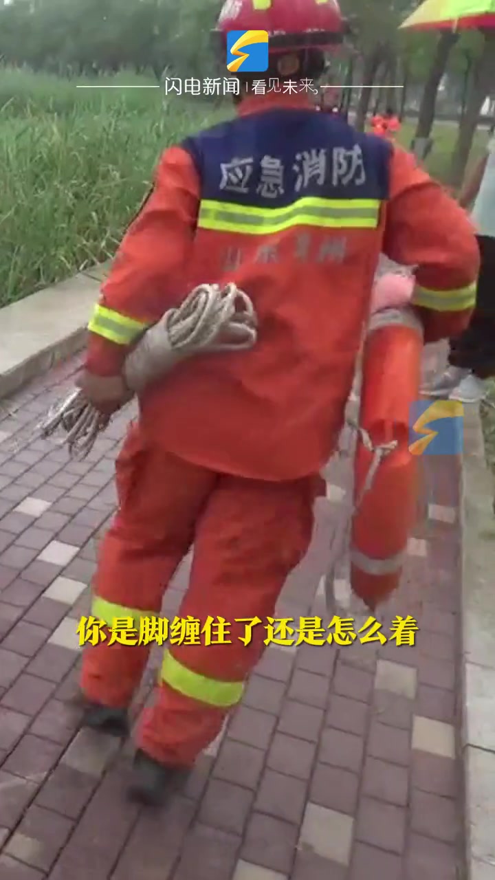 男子不会游泳偏要下水避暑，被困在湖中央一动不敢动