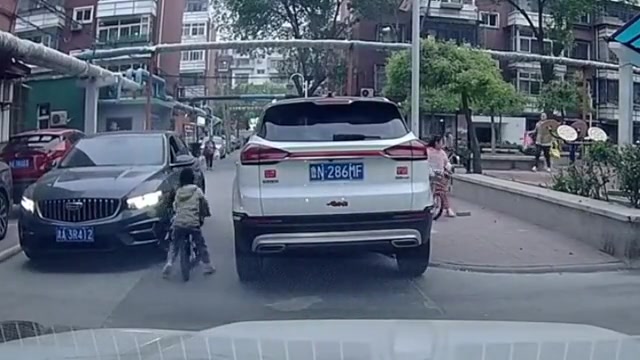 这一声喇叭也许救了两个家庭！