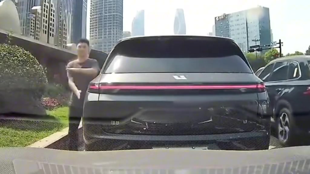 这车主不错啊，还给你表演节目