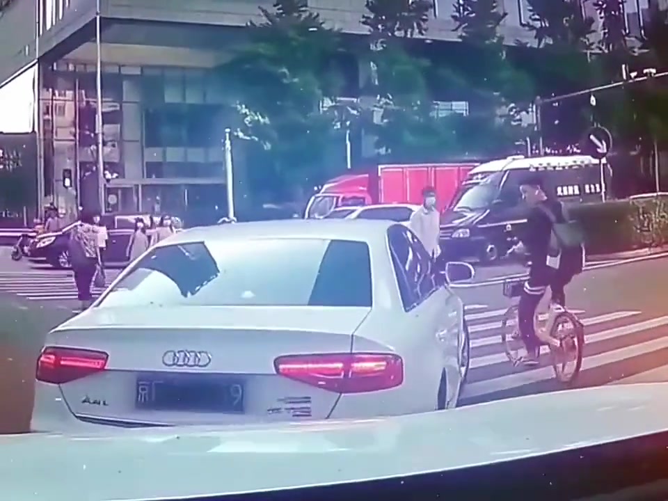 非常好奇这奥迪车掉头干嘛去了