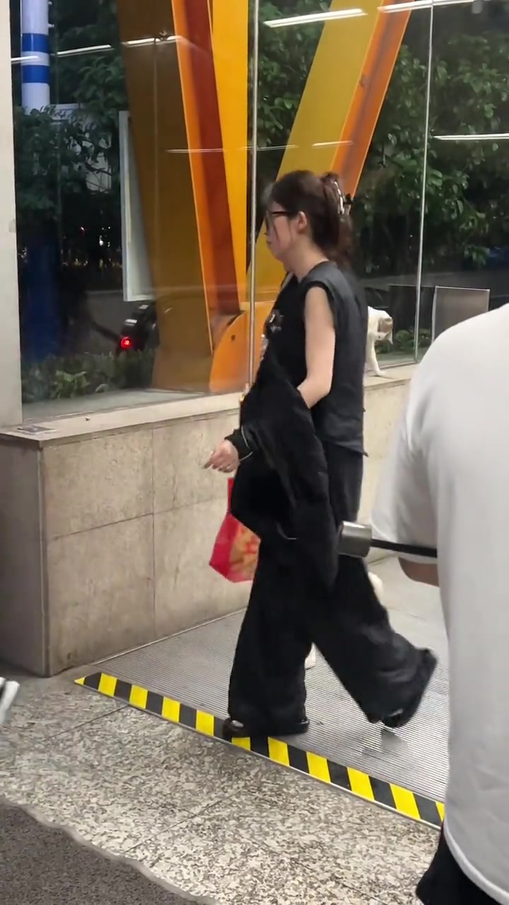 小孩子行为不对，家长教育及时！