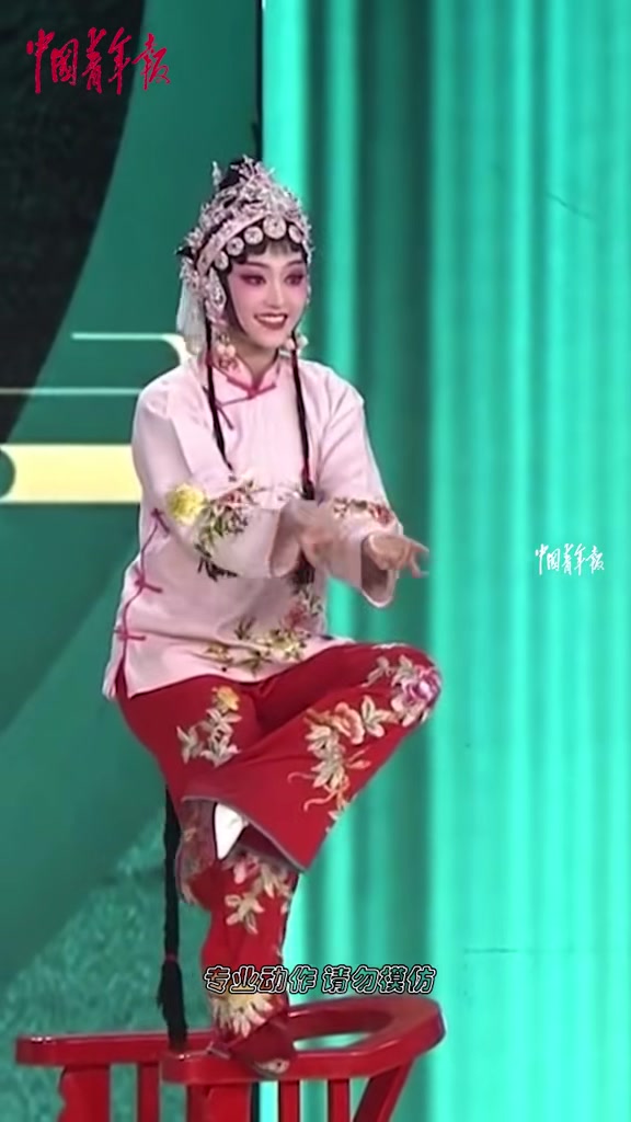台下十年功！戏曲演员跳凳子实力演绎身轻如燕！