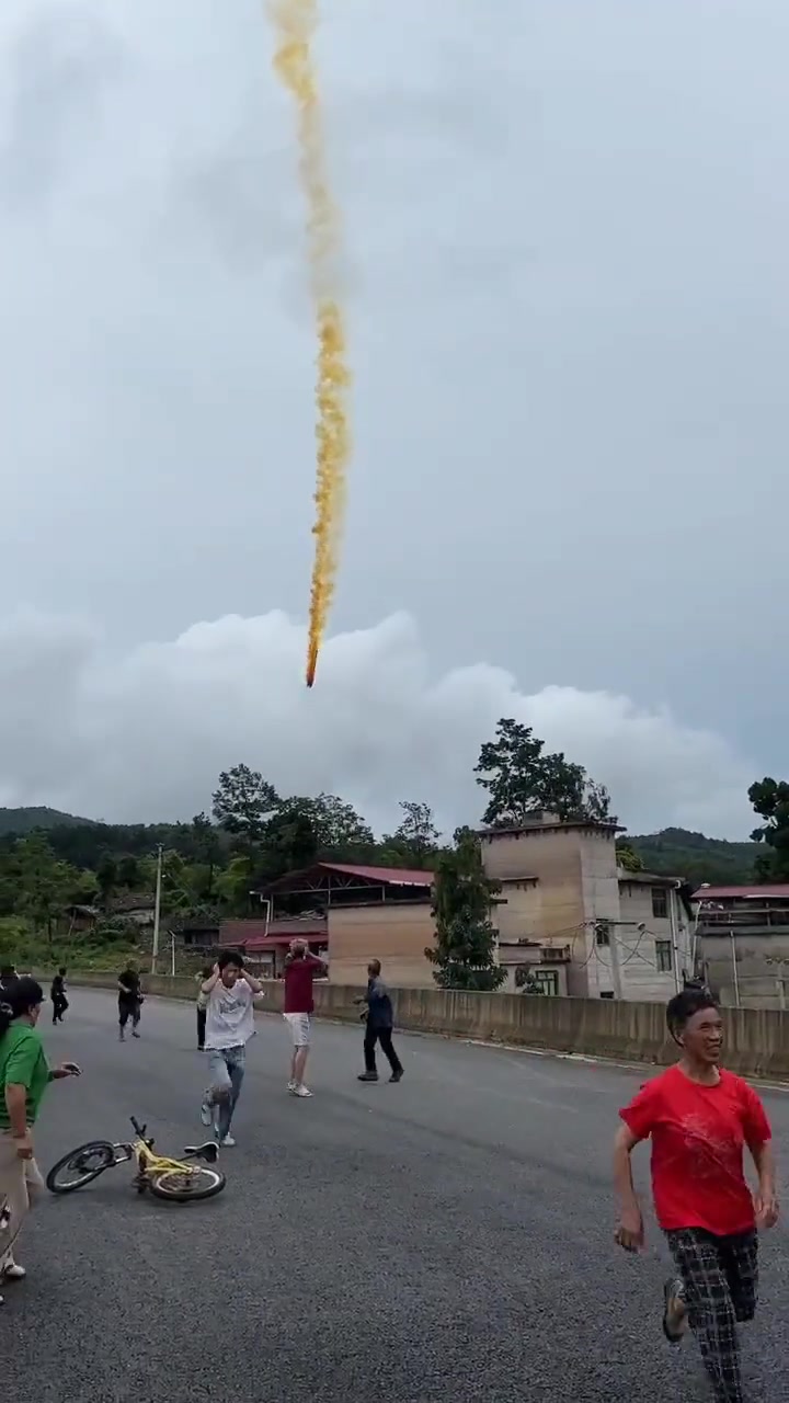 这是信号弹落下来了吗？不明物体冒着黄烟坠落！
