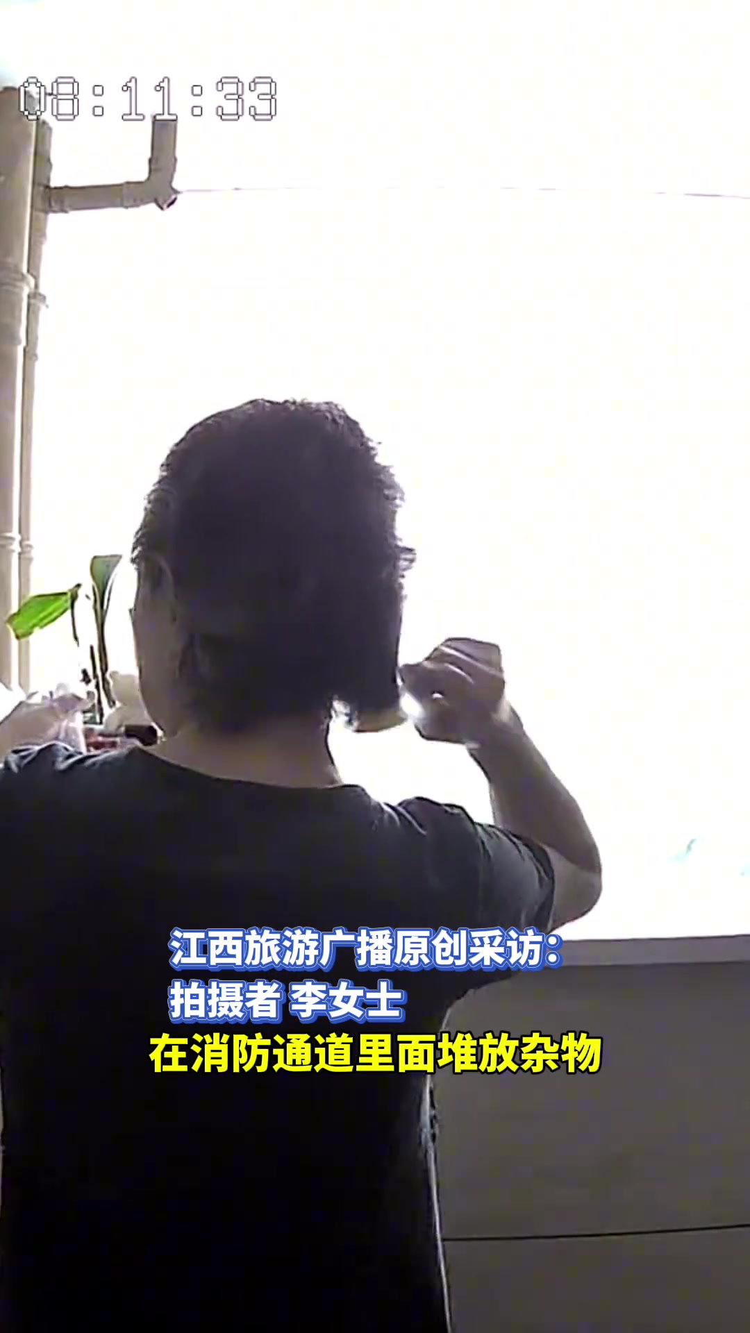 无赖！老人在楼道堆放杂物高空抛物 多次沟通无果~