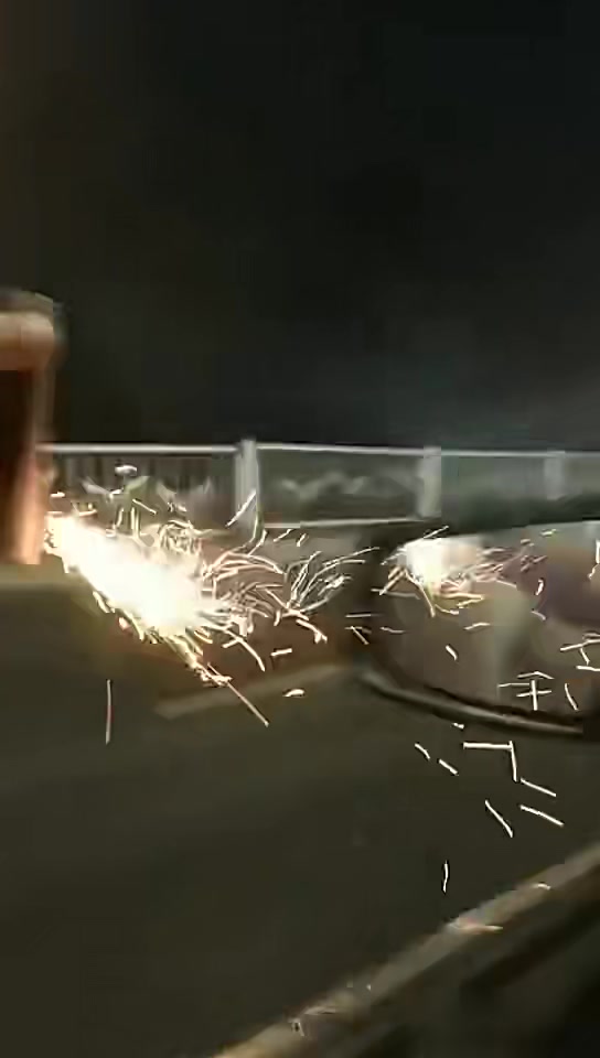 直接手捧炮？太作死了！吧友觉得要罚多少分！