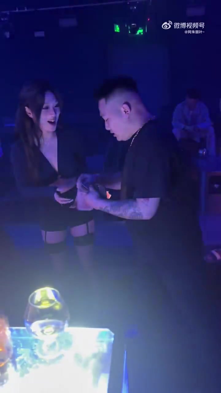 猜猜大哥给女孩说的什么