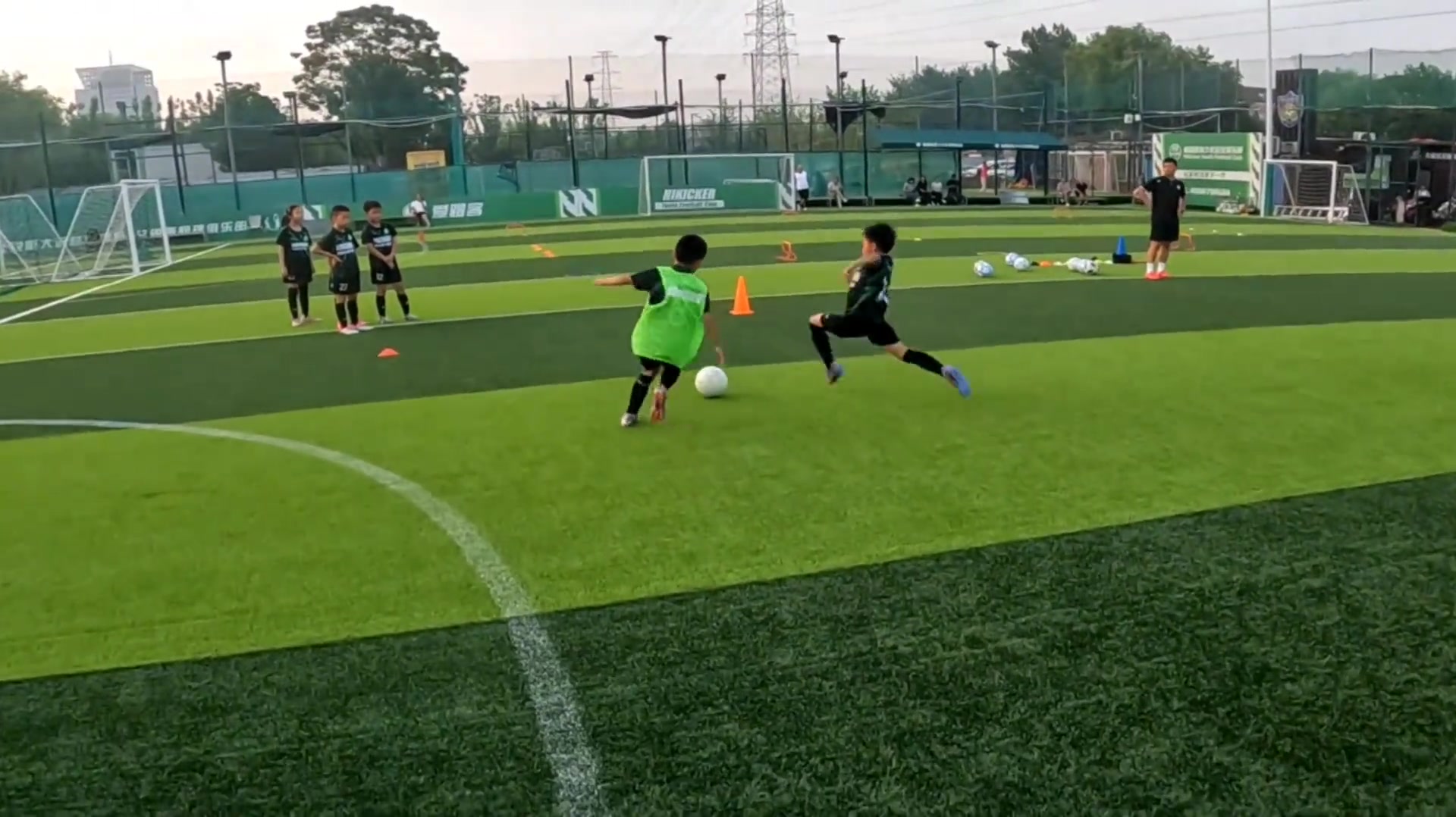 我一个不懂球的都觉得铲的漂亮