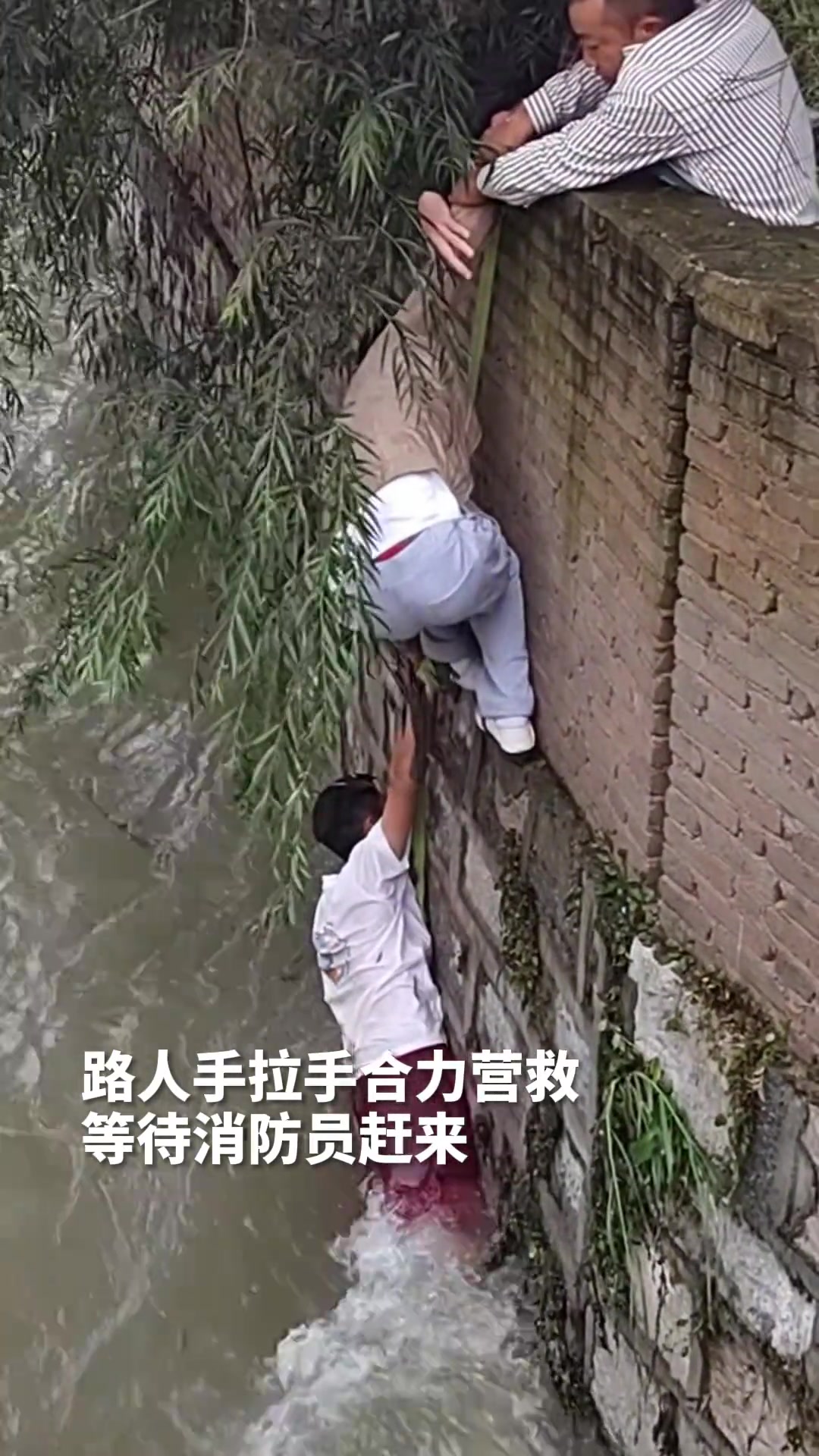 整个人软下去的那一刻是消防员给的安全感